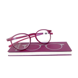 Gafas modelo Castor sobre su estuche en forma de libro, en color rojo